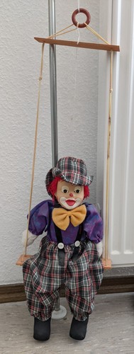 Puppe clown auf einer schaukel - auf,