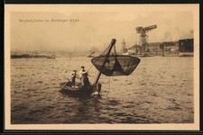 Ansichtskarte Hamburg, Wurfnetz-Fischer im Hafen 