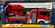 BRUDER Spielzeug 03590 LKW Scania R-Serie Feuerwehrleiter mit Wasserpumpe