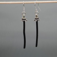 Schwarze Koralle Ohrringe, lange Rohr / Stab Ohrringe, oxidiertes 925 Silber