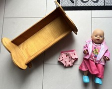 Zapf Creation - Puppe - kann brabbeln/strampeln, ca. 32cm & Puppenwiege