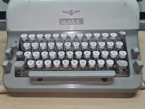 Alte schreibmaschine adler - alte,