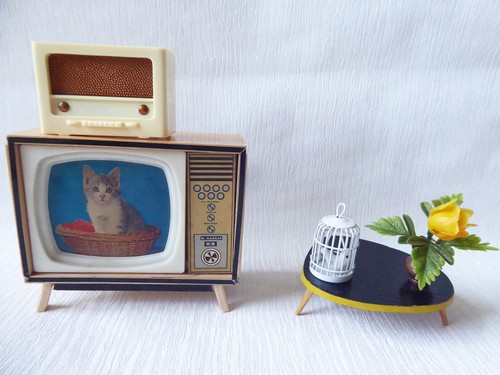 FERNSEHER-RADIO-BEISTELLTISCH-