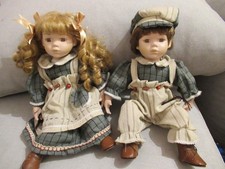 Sitzendes Geschwisterpaar  - Körper - Porzellan und Stoff - aus Sammlung -P15-