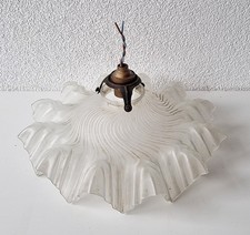 Jugendstil Deckenlampe mit gewelltem Milchglas Schirm und Messingfassung um 1900