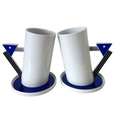 2 moderne Kaffeetassen mit