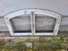 altes Holzfenster mit Rahmen