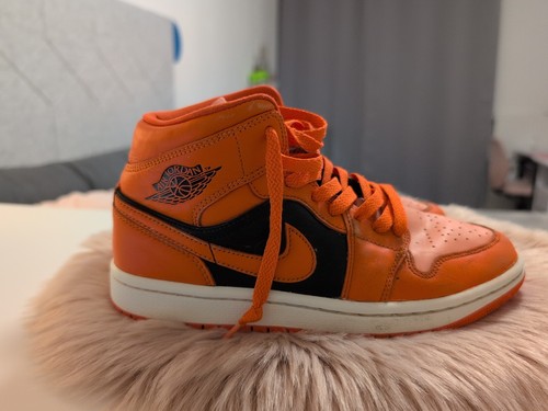 Nike air jordan mid - 1,
