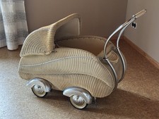 Nostalgischer Kinderwagen aus den 50er Jahren , Kinderwagen alt, antik, Retro 