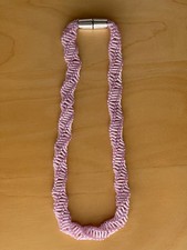? schöne Halskette / Perlenkette / Modeschmuck / rosa / Handarbeit / Magnet ?