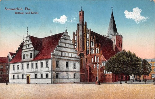 714135 rathaus und kirche - und,