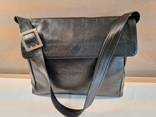 Neuwertige schlichte schwarze Lederhandtasche von L. CREDI, circa 35 cm × 27 cm