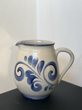 Handgetöpferter Krug mit