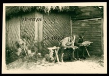 Wehrmacht Soldaten lesen Zeitung auf Donnerbalken Latrine - WK2 Foto 9x6cm