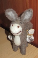 Gefilzter Esel mit Gepäck