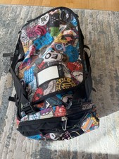 The North Face Base Camp Duffel – Limited Edition „Sticker Print“ – Größe M