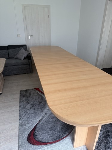 Ein ausschiebbarer tisch - ein,