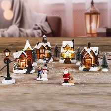 Beleuchtetes Winterdorf mit