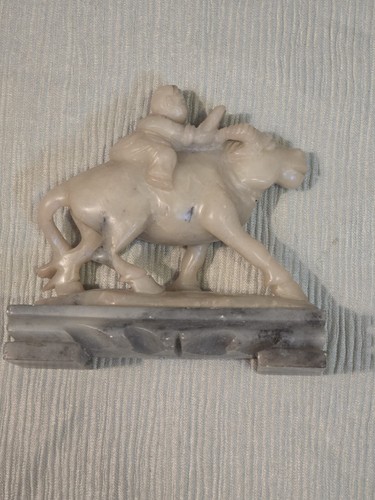 Asiatische steinfigur kind auf - steinfigur,