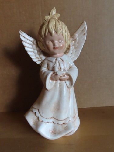 Figur engel steht mit taube - mit,