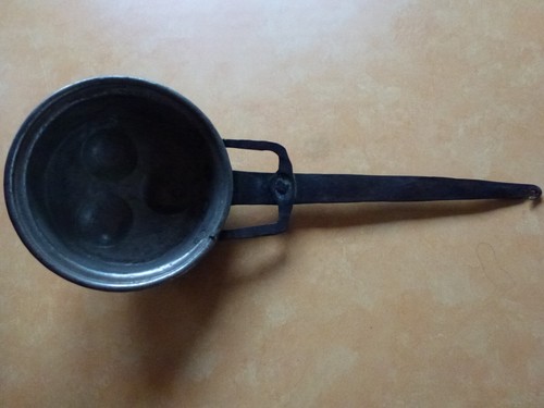 Alte eierpfanne aus messing - aus,