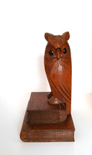 Selten schöne Alte Handgeschnitzte Buchstütze Weise Eule auf Buch sitzend