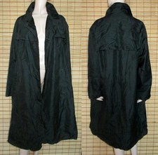 SCHWARZER REGENMANTEL -