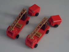 2x DDR Holzspielzeug Spielzeug Mini Feuerwehrauto +Anhänger Dregeno