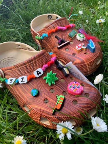Sza crocs woodgrain classic - x,