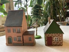 Häuser (alt) - 2 Stück - Karton / Holz - Baum (Birke) - Eisenbahn - Spur H0