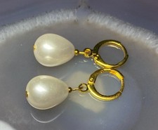 Ohrringe aus MuschelkernPerlen Weiß in Tropfenform Edelstahl vergoldet