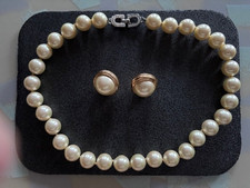 Perlenkette und Ohrstecker