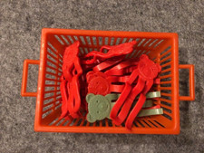 Vintage Ende 60er Wäschekorb mit niedlichen Wäscheklammern Teddy  Bärenklammern