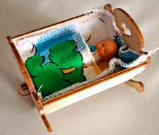 DDR-Spielzeug- Holz-Puppenwiege mit Baby  für Puppenstube - sehr schön