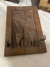 Geschnitztes altes Holzbild mit 2 Haken 19 x 12,5 cm
