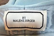 Sehr Schöne, Blaue Hose Der