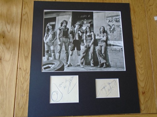 Bon scott angus young - scott,
