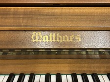 Matthaes Klavier Nussbaum m. Leise-Feststellpedal, höhenverstellb. Klavierhocker