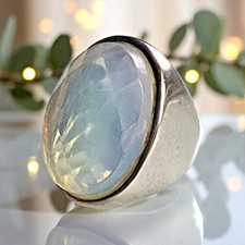 * Opulenter Damenring *