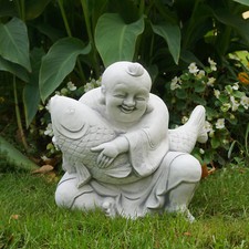 Mönch Buddha mit Koi Fisch
