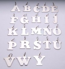 Anhänger und Kette Buchstabe