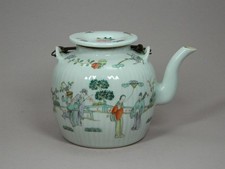 Teekanne aus Porzellan mit Aufglasurmalerei Marke Tongzhi China um 1900