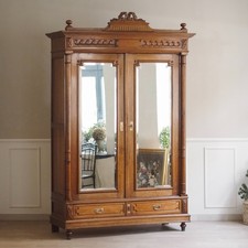 Antiker Kleiderschrank mit