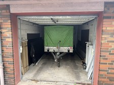 Anhänger Böckmann mit grüne Plane, Doppelachse in sehr gutem technischen Zustand