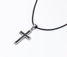 Anhänger "Kreuz mit Carbon" -
