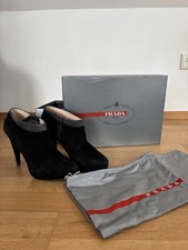 Original Prada Stiefeletten aus hochwertigem schwarzem Veloursleder