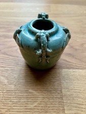 Kleine Vase mit Fledermaus und