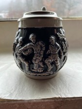 Bierkrug mit Zinndeckel für