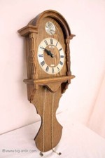 Schöne nostalgische TEMPUS FUGIT Wanduhr / Holzgehäuse / Verzierungen /Beautiful