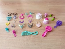 Barbie Puppen Kronen Blumen Torten Kamm Bürste Tasche Ketten Brillen Set 15